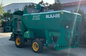 May-vua-don-thuc-an-thua-vua-rai-thuc-an-cho-bo